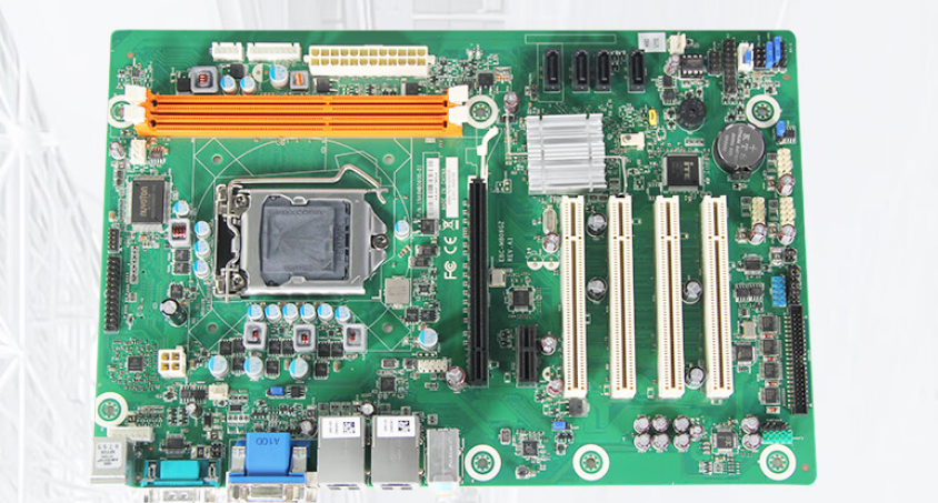 內(nèi)存至高支持16GB,容量更大，適用范圍更廣。配置了4個(gè)SATAII接口，硬盤(pán)容量支持512GSSD；