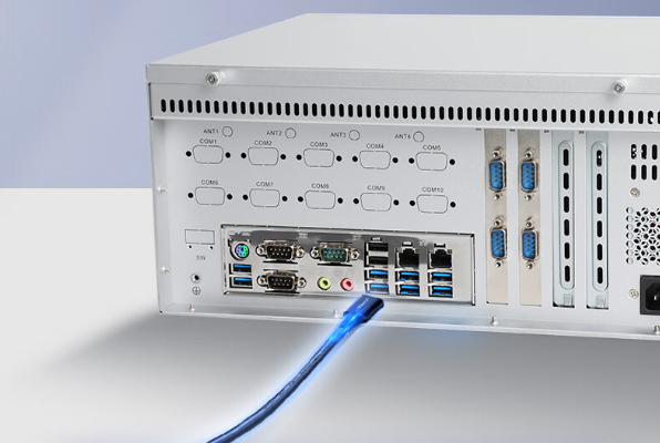 國產(chǎn)化壁掛式工控機(jī)端口.png